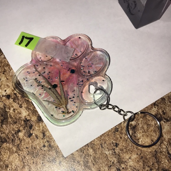 Paw 🐾 Keychain with my favorite leaf 🍃 and glitter ✨ - Picture 3 of 3